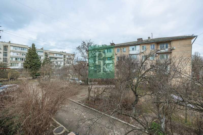 Продам трехкомнатную квартиру 42 м.кв.