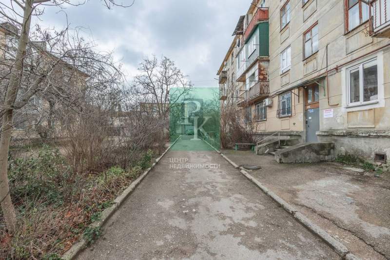 Продам трехкомнатную квартиру 42 м.кв.