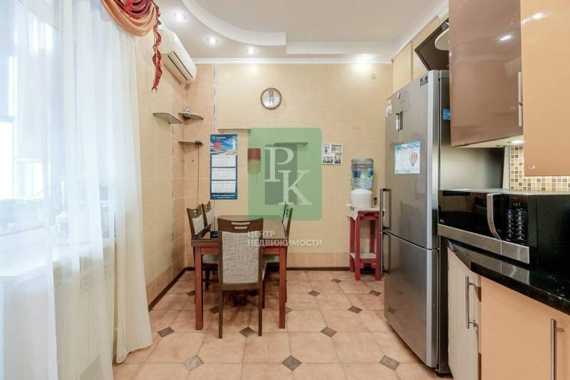 Продам трехкомнатную квартиру 113.8 м.кв.