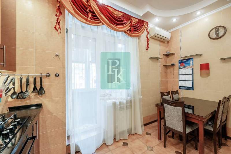 Продам трехкомнатную квартиру 113.8 м.кв.