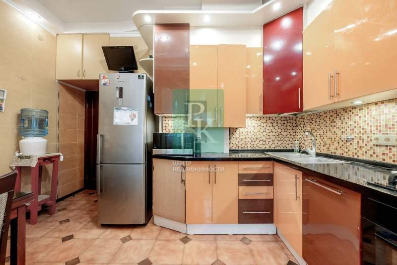 Продам трехкомнатную квартиру 113.8 м.кв.