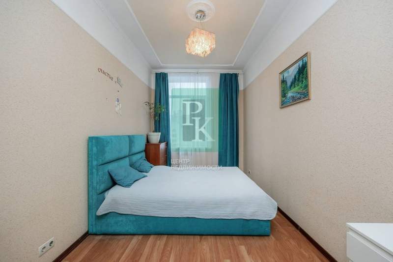 Продам трехкомнатную квартиру 113.8 м.кв.